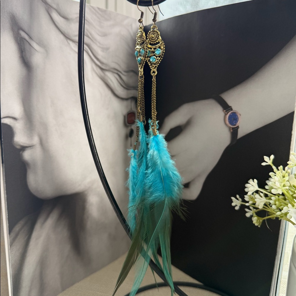 Vintage style earring with feather tassels